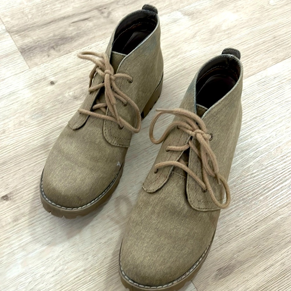 Women’s size 8 Cliffs canvas boots